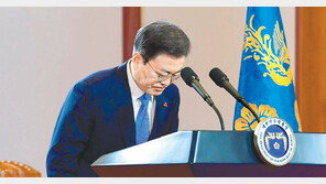 文대통령 “전국민에 무료 백신… 주거문제 송구”