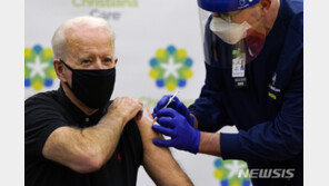 바이든, 코로나 백신 2차 접종 마쳐…“국민들도 빨리”