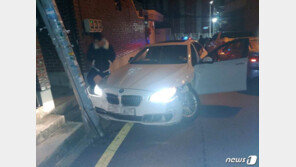 만취운전 BMW, 택시 들이받고 도주…주차 차량·전신주도 ‘쾅’