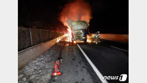 서해안고속도로 25톤 화물차끼리 추돌 후 화재…7천만원 피해