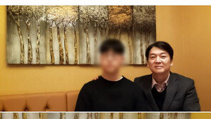 피살공무원 아들 껴안은 安 “文정부 무책임…이게 나라냐”