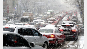 폭설 멈췄지만 차두고 지하철 퇴근…도로는 시속 9㎞ 정체