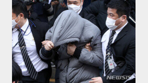 얼굴 꽁꽁 싸맨 정인이 입양부…화난 시민들 “살인자”