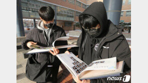 너무 아쉬워…헤어질 때도 주먹인사 ‘고3 코로나 졸업식’