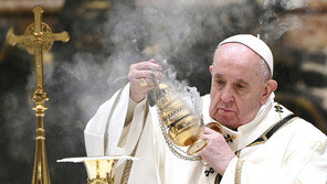 교황청, 코로나19 백신 접종 시작…“교황도 맞았다”