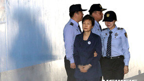 박근혜, 14일 대법원 형 확정…文대통령 사면 향배는
