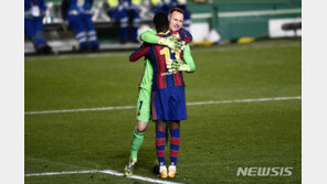 메시 빠진 바르셀로나, 승부차기 끝 수페르코파 결승행