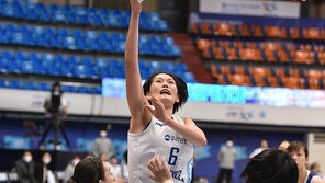 ‘뒤집기 한판’ 우리은행, 신한은행 꺾고 선두 KB국민은행 맹추격