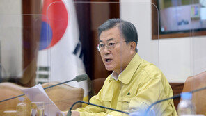 文대통령 “백신 접종, 정은경 청장이 전권 갖고 지휘하라”