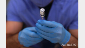 교사보다 흡연자에 백신 우선 접종? 美 일부 지역서 논란