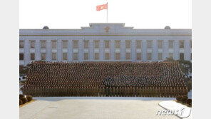 김정은, 열병대원·당 대회 방청자들과 기념사진 촬영 ‘답례’