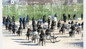 학생·학부모 백신 접종 제외…신학기도 살얼음판 등교 이어질 듯