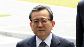 법무부 “장관이 김학의 출금도 가능했다” vs 檢 “법치 부정, 물타기”