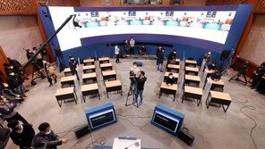 문대통령, 18일 첫 ‘언택트’ 기자회견…리허설만 4번 ‘긴장’