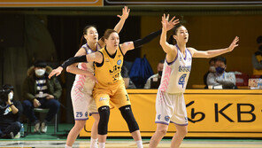 박지수, 23G 연속 더블더블 신기록·최연소 300블록슛