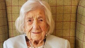 코로나 이겨내고 106세 생일 맞은 英할머니