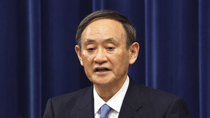 위기의 스가, 지지율 39%로 추락…취임 4개월 만에 35%p↓