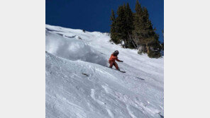 눈사태에 300m 튕겨 나간 스노우보더, 구사일생의 순간