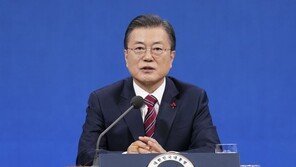 靑, 文 ‘입양 발언 논란’ 부랴부랴 대응 나섰지만…거센 후폭풍