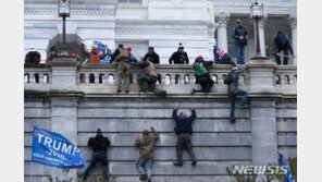 “펠로시 사무실서 훔친 자료, 러시아 넘기려 해”…FBI 조사