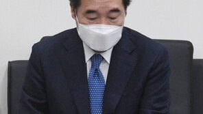 몸 낮춘 이낙연…“文대통령 뜻 존중” “저희 생각과 같다”