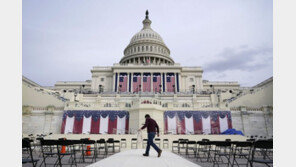 <img src=http://image.donga.com/common/icon_photo.gif width=15 height=12 hspace=3 border=0 align=absmiddle>[화보]美바이든 취임 D-1, 축제와 공포 속 워싱턴DC 