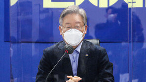 한 수 물러난 이재명 “재난기본소득, 방역상황 감안 결정”
