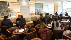 정부 “모든 방역수칙 일시 완화는 위험…단계적 완화 검토”