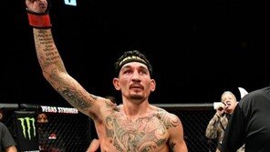 할로웨이 유효타만 291개…왕의 귀환으로 달아오른 UFC 