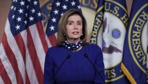 美의회 난입해 펠로시 노트북 훔친 女…“러시아에 팔 계획”