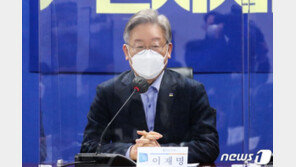 주호영 “문대통령도 사면 대상”…이재명 “돼지 눈엔 돼지만 보여”