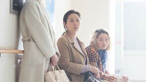 뭐 하나 정상인 게 없지만 아무 일 없는 척 산다