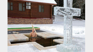 푸틴, 영하 20도 날씨에 얼음물 목욕…정교회 행사 참여