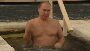 “자제 권고에도…” 푸틴, 영하 20도에 얼음물 풍덩 (영상)