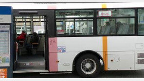 버스서 내리다 롱패딩 뒷문에 낀 20대 여성 사망