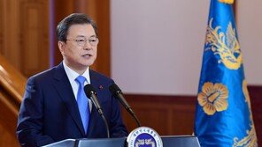 文대통령 “백신과 치료제 내달 사용…봄 앞당겨줄 것”