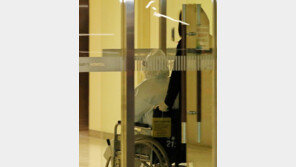 [청계천 옆 사진관]‘코로나 음성’ 박근혜 전대통령, 외부 병원에 격리