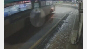 버스 문 닫히자마자 출발…롱패딩 낀 여성 20m 끌려가다 참사