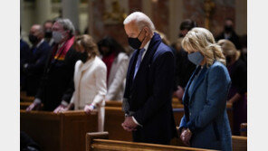 바이든, 취임일 첫 일정은 양당 지도부와 ‘화합 미사’