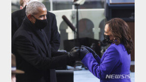 ‘역사적 주먹인사’ 최초 흑인 대통령 vs 최초 흑인 부통령