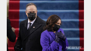 해리스 부통령 ‘보라색’ 의상에 담긴 속깊은 의미는?