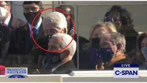 빌 클린턴, 바이든 취임식 도중 ‘꾸벅’…졸음과 사투 중