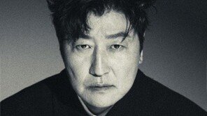 송강호, 첫 단독 패션 화보…“스포츠 영화 ‘1승’ 촬영중”