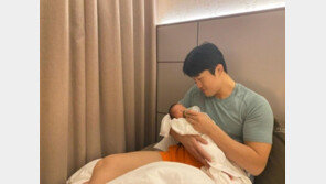 김동현, 신생아 딸에 우유 주며 꿀 뚝뚝 “우리 딸”