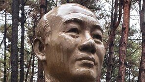 청남대 전두환 동상 훼손 50대 석방…벌금 700만원