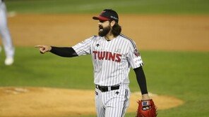 LG 켈리 23일 입국…“한국생활 사랑해, 라면·돈가스 좋다”