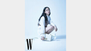 디올(Dior) 뮤즈 블랙핑크 지수, 더블유 코리아 2월호 커버 장식