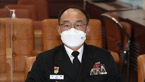 [단독]‘음주논란’ 해군총장, 장병들에겐 방역지침 준수 지시 세 차례 내려