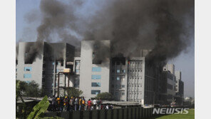 백신 최대생산의 인도 제약공장에 불…AZ 백신공급 차질우려