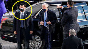 바이든 옆 바짝 붙어 있는 한국계 경호男은 누구?